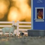 Breyer Horses Breyer Farms Home at The Barn Playset | 10 Piece Playset | 1 Stablemates Horses Included | 15" L x 4" W x 10" H | 1:32 Scale | Model 59241 , Blue - Image 4