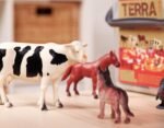 Terra by Battat – Farm Animal Figurines & Accessories – 60 Pieces Toy Animal Bucket for Kids – Cows, Pigs, Horses, Cats & More – Realistic Farm Playset – Country World Toys 3+ Years - Image 3